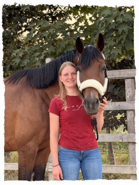 Portrait einer Pferdeosteopathin mit Pferd im Stall